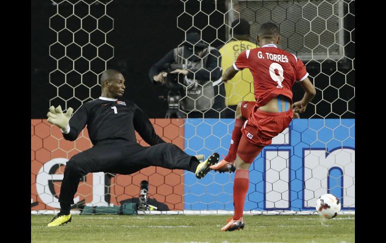 Gabriel Torres (9) anota uno de sus dos goles a la Selección de Cuba. AP /