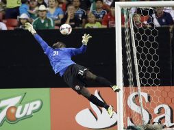 El portero Williams, de Trinidad y Tobago, se estira para desviar un disparo del Tri durante el partido ante México. AP /