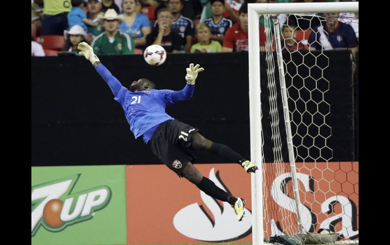 El portero Williams, de Trinidad y Tobago, se estira para desviar un disparo del Tri durante el partido ante México. AP /