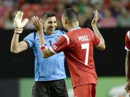 Penedo y Pérez celebran el pase de los panameños a semifinales. EFE /