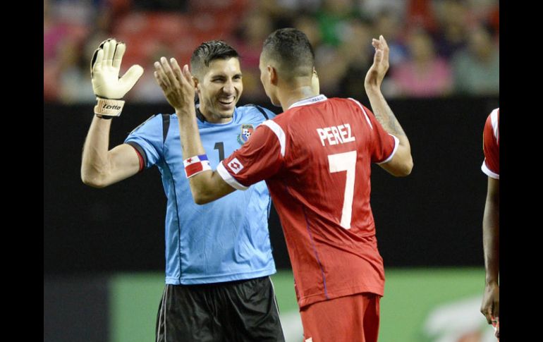 Penedo y Pérez celebran el pase de los panameños a semifinales. EFE /