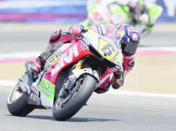 El más rápido. Bradl marcó tiempo de 1:21.176 en su mejor vuelta en la clasificación. EFE /