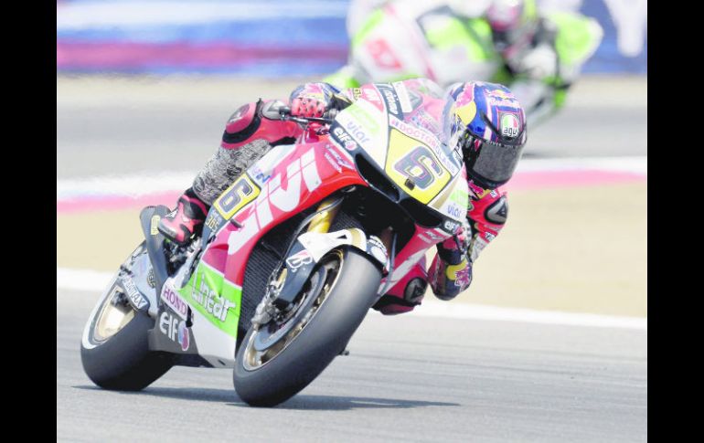 El más rápido. Bradl marcó tiempo de 1:21.176 en su mejor vuelta en la clasificación. EFE /