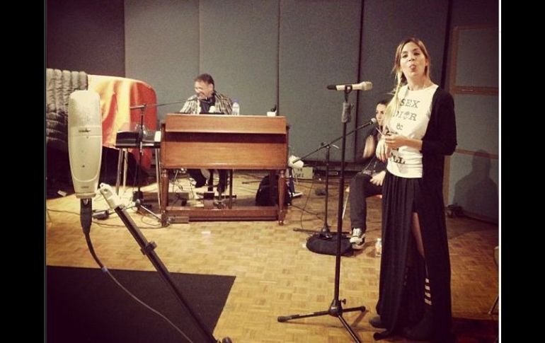 Foto de Instagram: Leire Martínez ''saludando'' al productor Aureo Baqueiro. ESPECIAL /