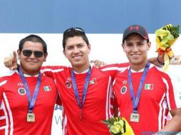 Álvarez, Serrano y Velez celebran el triunfo logrado en Colombia. ESPECIAL /