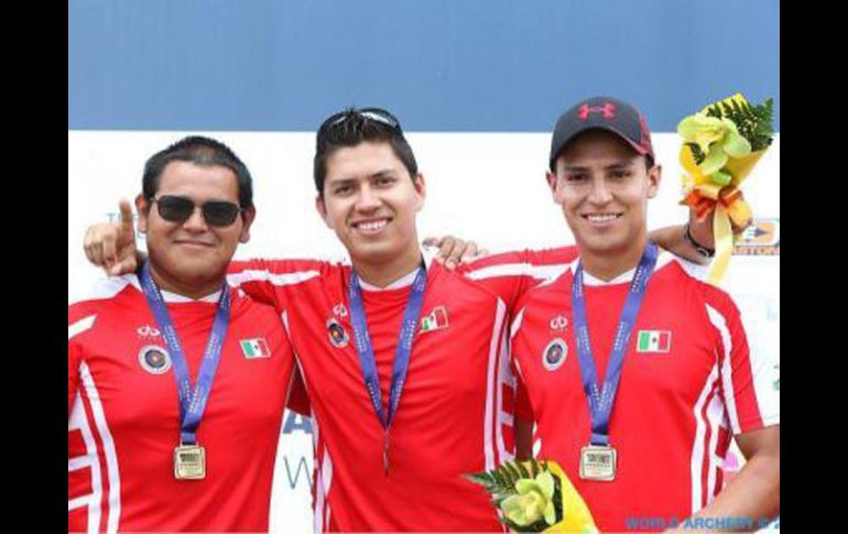 Álvarez, Serrano y Velez celebran el triunfo logrado en Colombia. ESPECIAL /