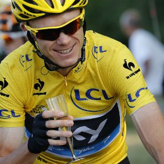 Froome brinda como campeón en el Tour