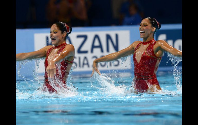 Isabel Delgado y Nuria Diosdado durante su participación en la final de dueto técnico de nado sincronizado en Barcelona. AP /