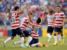 Los jugadores de EU celebran uno de los goles en el partido. AP /