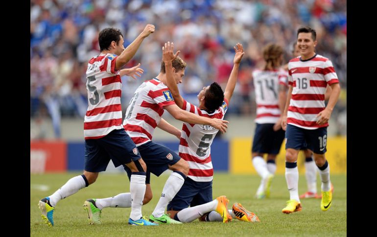 Los jugadores de EU celebran uno de los goles en el partido. AP /