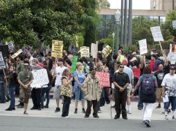 Más de quinientas personas se reúnen en Anaheim para pedir justicia por los dos jóvenes asesinados hace un año. EFE /