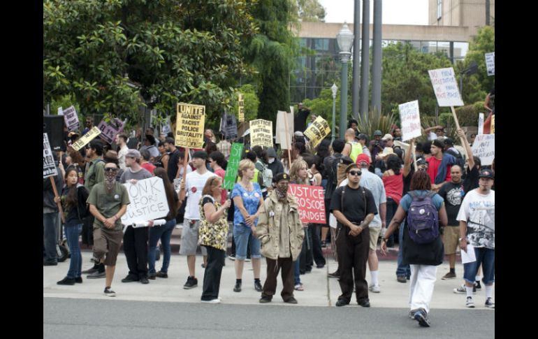 Más de quinientas personas se reúnen en Anaheim para pedir justicia por los dos jóvenes asesinados hace un año. EFE /