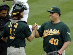 Bartolo Colón (40) es felicitado por su receptor John Jaso tras completar una blanqueada ante los Angelinos. EFE /