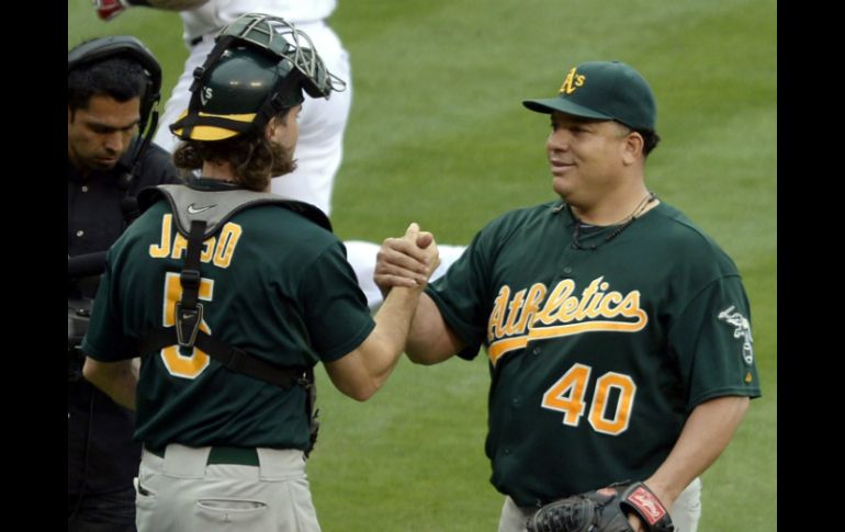 Bartolo Colón (40) es felicitado por su receptor John Jaso tras completar una blanqueada ante los Angelinos. EFE /