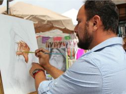 El festival cuenta con una sección dedicada a las artes, con la presencia de 15 artistas creando piezas y vendiendo su trabajo. EFE /