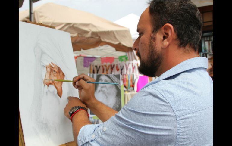 El festival cuenta con una sección dedicada a las artes, con la presencia de 15 artistas creando piezas y vendiendo su trabajo. EFE /