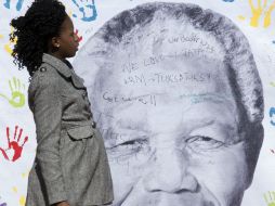 El tan querido por la población africana, Madiba, sigue en estado crítico pero registra una mejoría constante. ARCHIVO /