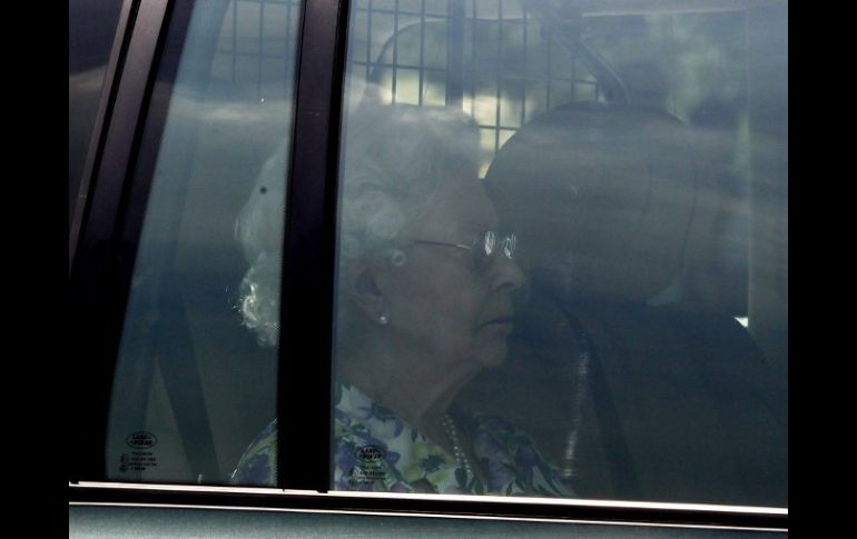 La reina Isabel llega al Palacio de Buckingham, en espera de noticias. EFE /