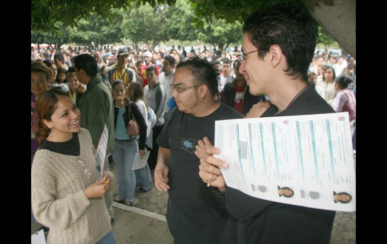 Los aspirantes aceptados deberán presentarse en las escuelas a las que fueron admitidos para seguir con los procedimientos. ARCHIVO /