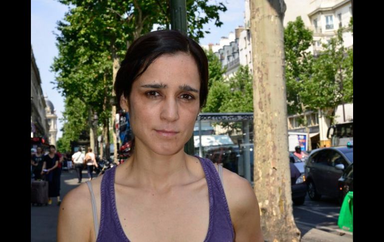 Julieta Venegas fotografiada hoy, afuera de una estación del metro de París. NTX /