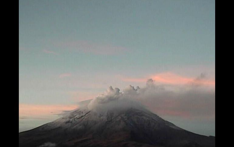 Se observó incandescencia sobre el cráter. (Imagen de @SEGOB_mx) ESPECIAL /