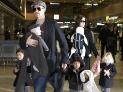 La actriz Angelina Jolie y el actor Brad Pitt, podrían estar a la espera de otro hijo. ARCHIVO /