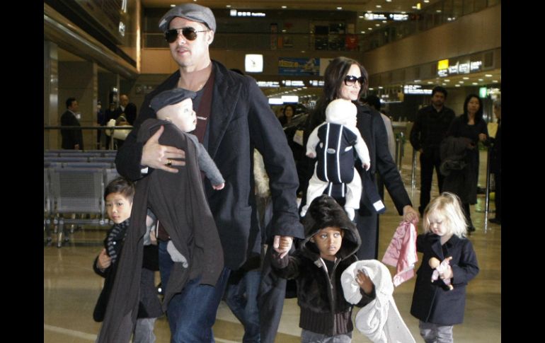 La actriz Angelina Jolie y el actor Brad Pitt, podrían estar a la espera de otro hijo. ARCHIVO /