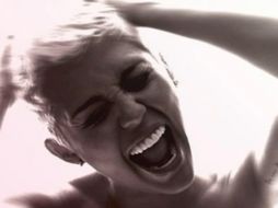 Miley Cyrus recibió 18 notas de MTV Reino Unido, pidiendo cambios en el videoclip. ESPECIAL /