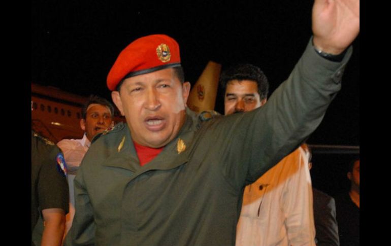 La estatua muestra a Chávez de pie, vestido de uniforme militar de campaña y boina. ARCHIVO /