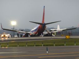 Parte del tren de aterrizaje delantero del vuelo 345 de Southwest Airlines cedió luego de tocar tierra. AP /