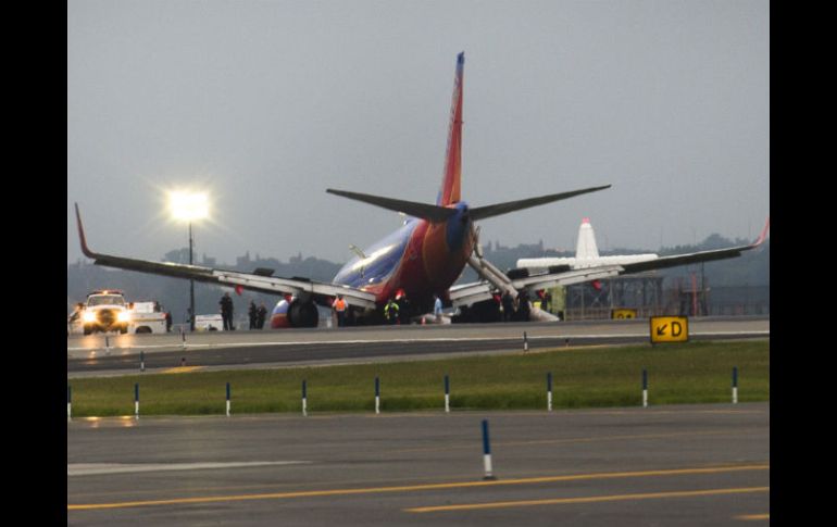 Parte del tren de aterrizaje delantero del vuelo 345 de Southwest Airlines cedió luego de tocar tierra. AP /