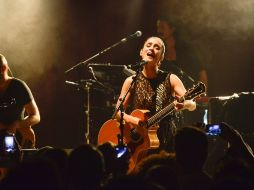 Julieta Venegas, durante su presentación en el ''Cabaret Sauvage''. NTX /