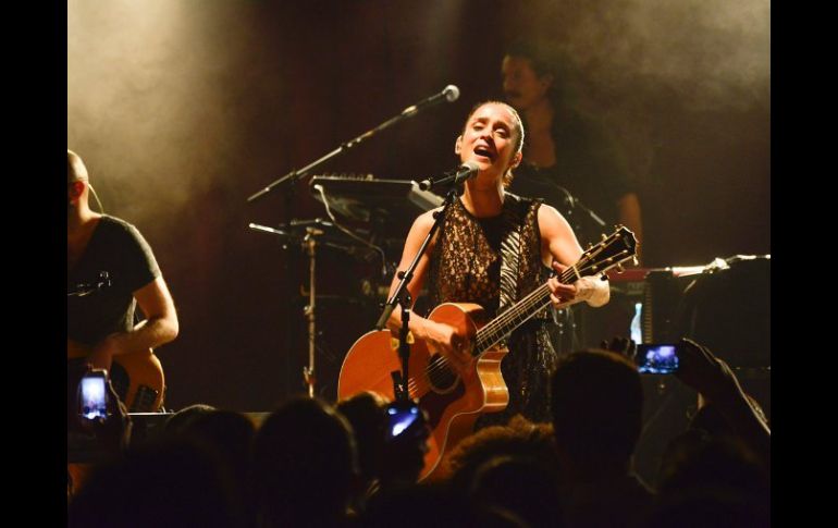 Julieta Venegas, durante su presentación en el ''Cabaret Sauvage''. NTX /