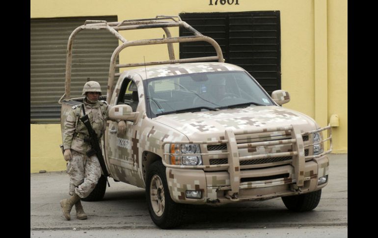 Elementos militares recorren diversas vialidades y revisan a los transeúntes. ARCHIVO /