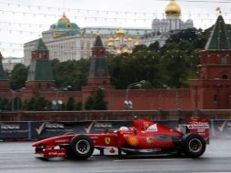 Los ingenieros de Ferrari trabajan fuerte en el monoplaza. AP /