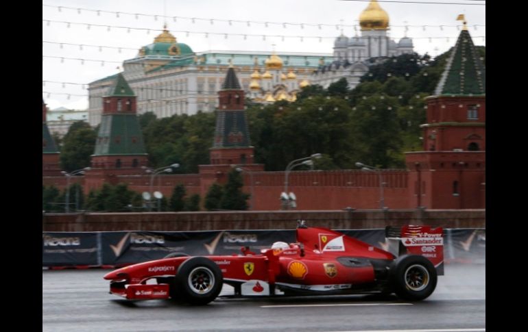 Los ingenieros de Ferrari trabajan fuerte en el monoplaza. AP /