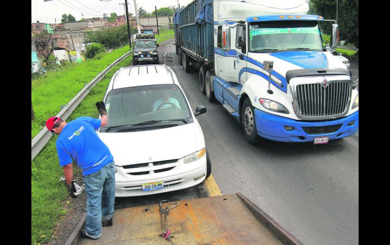 Un conductor afectado, afirmo que las autoridades no tardaron más de media hora en tapar el bache. EL INFORMADOR /