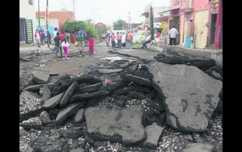 El aguacero que azotó Tonalá la tarde-noche del lunes destruyó la cinta asfáltica en algunas calles, como la Emiliano Zapata (foto). EL INFORMADOR /