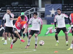 Los jugadores de la selección mexicana (como Peña, Briseño, Orozco y Valenzuela) reconocieron la cancha de los Vaqueros de Dallas. AFP /