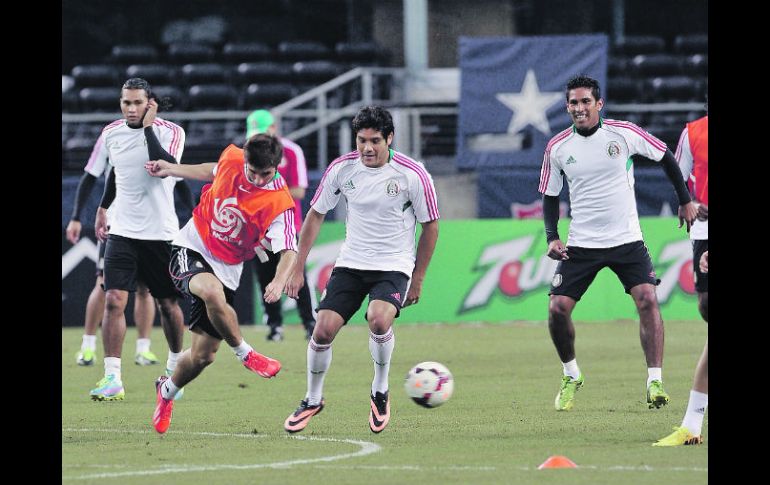 Los jugadores de la selección mexicana (como Peña, Briseño, Orozco y Valenzuela) reconocieron la cancha de los Vaqueros de Dallas. AFP /