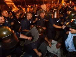 Los choques entre agentes y manifestantes dejaron 18 heridos, entre ellos dos agentes, y dos detenidos. AP /