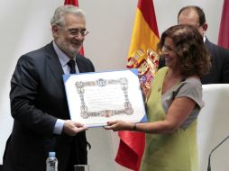 El tenor Plácido Domingo recibe de las manos de la alcaldesa Ana Botella el título del Hijo predilecto de Madrid. NTX /