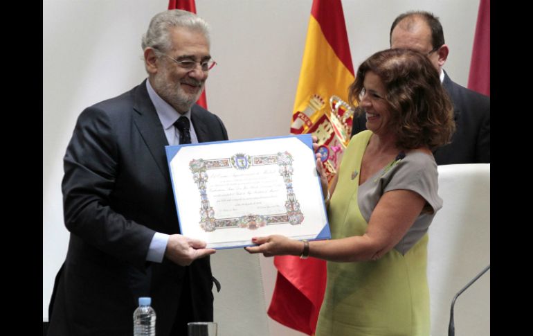 El tenor Plácido Domingo recibe de las manos de la alcaldesa Ana Botella el título del Hijo predilecto de Madrid. NTX /