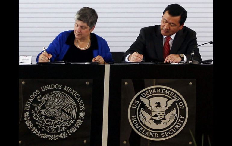 Miguel Ángel Osorio Chong y Janet Napolitano encabezan una reunión con el gabinete de seguridad del gobierno de la República. EFE /