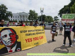 Se manifiestan frente a la Casa Blanca para pedirle al presidente que cesen las deportaciones. AP /