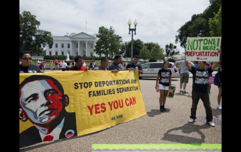 Se manifiestan frente a la Casa Blanca para pedirle al presidente que cesen las deportaciones. AP /