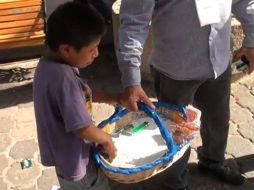 En el video que circula en redes sociales se capta el llanto del niño ante el decomiso de su mercancía. ESPECIAL /