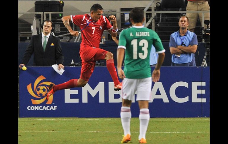 Blas Pérez celebra el primer gol de Panamá en el partido. AFP /