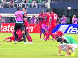 Los panameños festejan su segunda victoria sobre México en el torneo, que les da el boleto a la final.  /