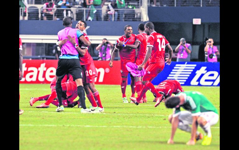 Los panameños festejan su segunda victoria sobre México en el torneo, que les da el boleto a la final.  /